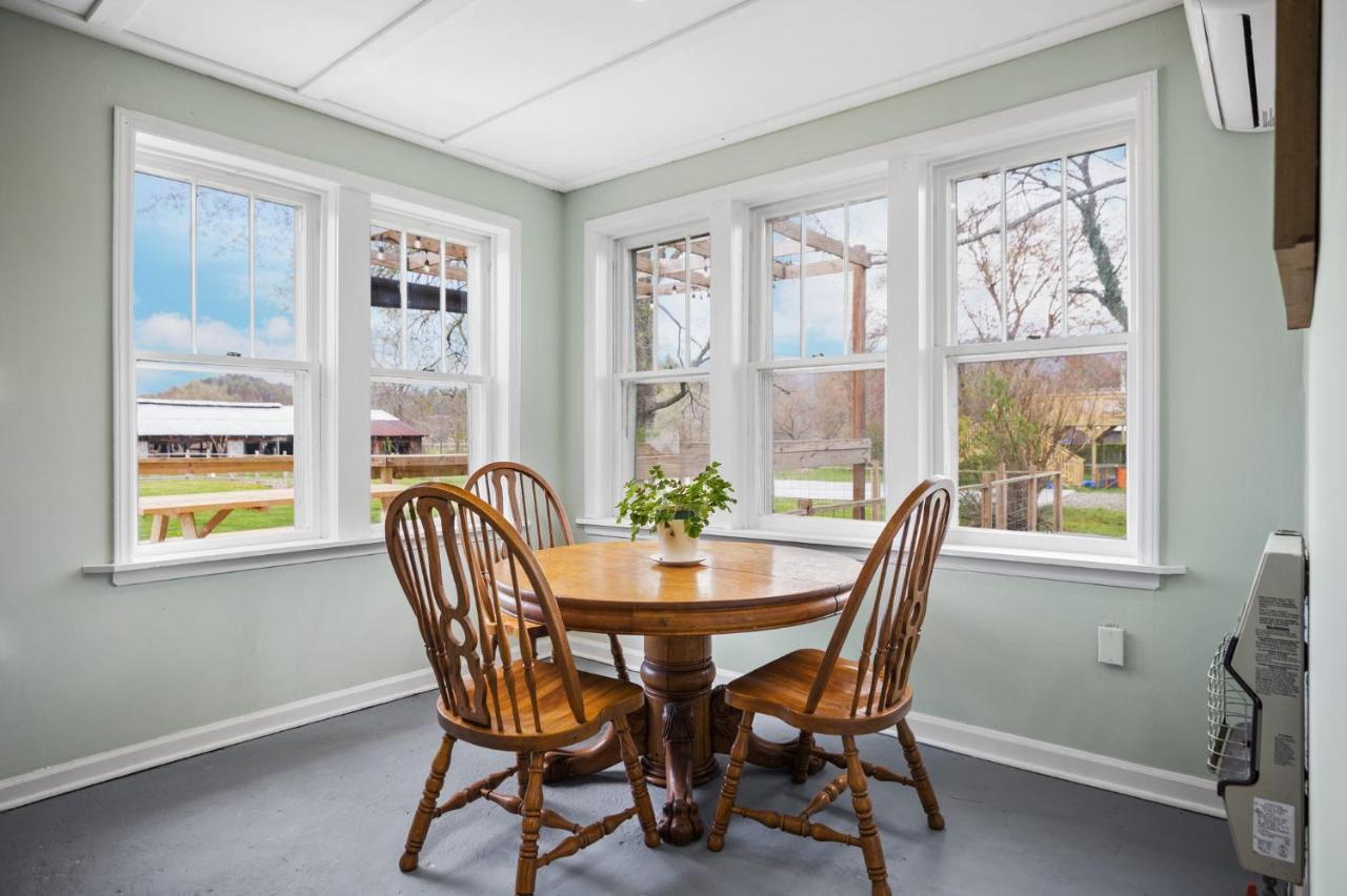 Charming 4 Bedroom Farmhouse With Large Backyard For Entertaining Mountain City Eksteriør billede